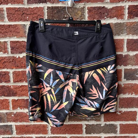 Quicksilver Men’s Aloha Flower Swim Trunks Size 30” Waist - Picture 2 of 4